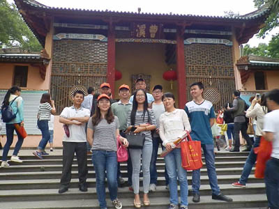 女人张开腿让男人添