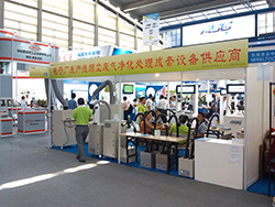 女人张开腿让男人添