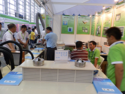 女人张开腿让男人添