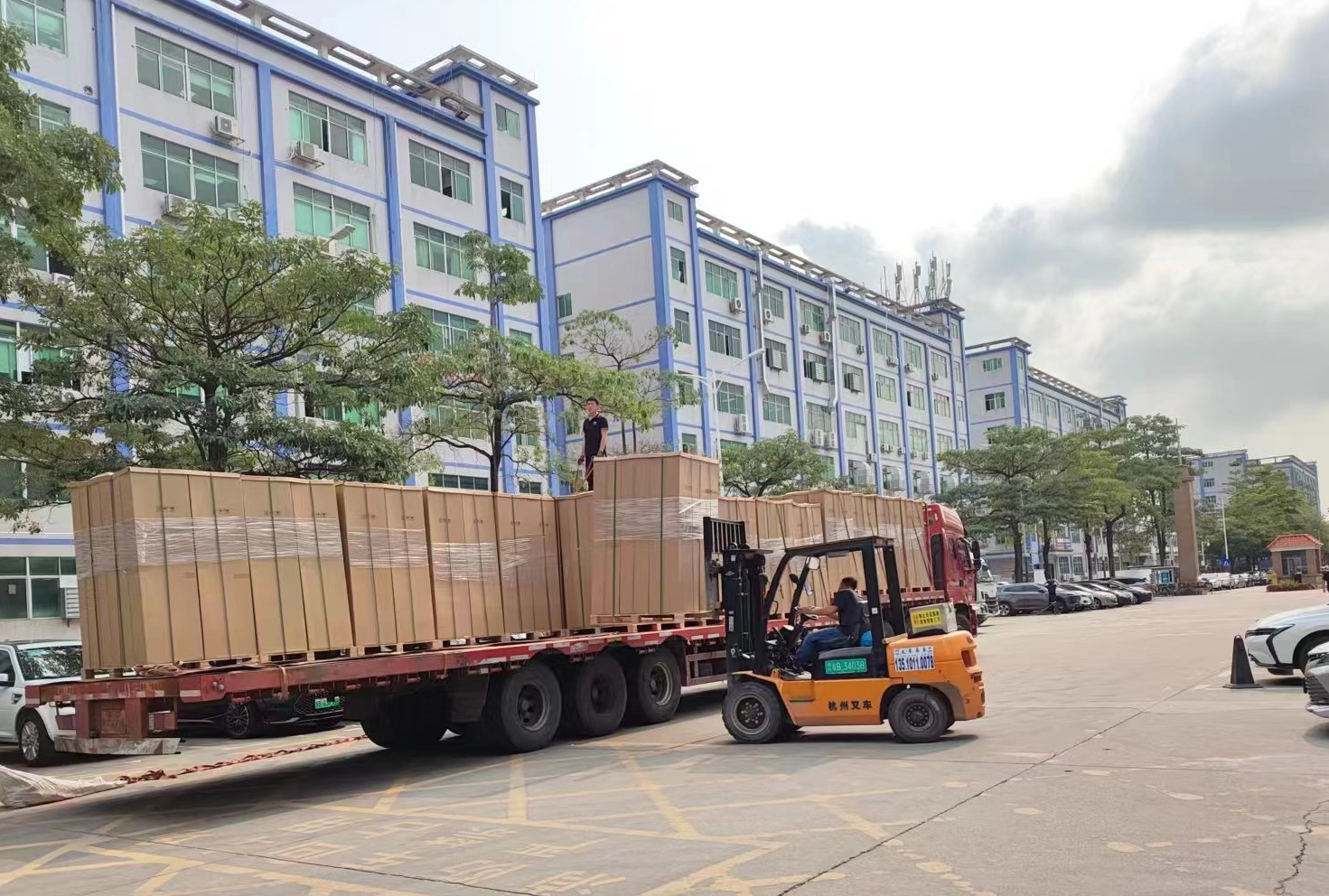 女人张开腿让男人添