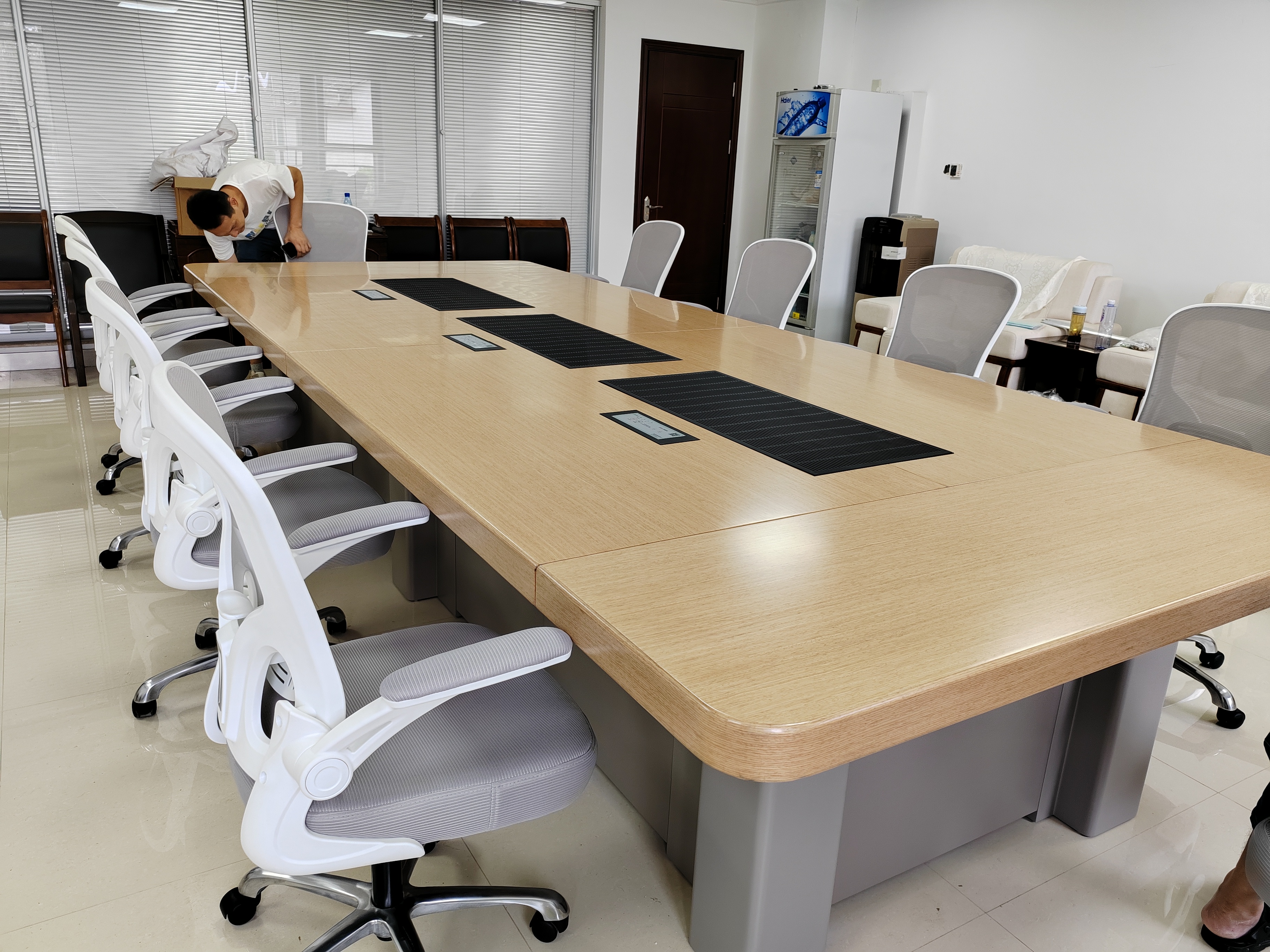 女人张开腿让男人添