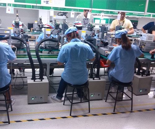 女人张开腿让男人添